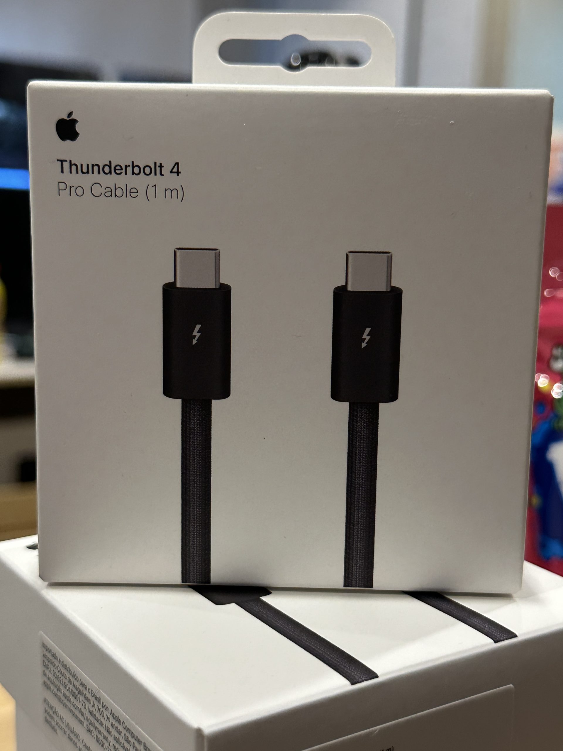 📄 New - Apple Thunderbolt 4 Pro- 1m Cable